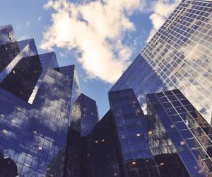 Materias primas como el oro, el petróleo, los productos agrícolas y los metales industriales ofrecen oportunidades para diversificar su cartera y protegerse contra la inflación, pero también son activos de alto riesgo debido a la volatilidad de los precios, las tensiones geopolíticas y los choques entre la oferta y la demanda; la clave es invertir con una estrategia clara, una comprensión de los impulsores subyacentes del mercado y solo con capital que no comprometa su estabilidad financiera.