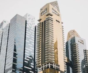 Materias primas como el oro, el petróleo, los productos agrícolas y los metales industriales ofrecen oportunidades para diversificar su cartera y protegerse contra la inflación, pero también son activos de alto riesgo debido a la volatilidad de los precios, las tensiones geopolíticas y los choques entre la oferta y la demanda; la clave es invertir con una estrategia clara, una comprensión de los impulsores subyacentes del mercado y solo con capital que no comprometa su estabilidad financiera.