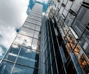 Materias primas como el oro, el petróleo, los productos agrícolas y los metales industriales ofrecen oportunidades para diversificar su cartera y protegerse contra la inflación, pero también son activos de alto riesgo debido a la volatilidad de los precios, las tensiones geopolíticas y los choques entre la oferta y la demanda; la clave es invertir con una estrategia clara, una comprensión de los impulsores subyacentes del mercado y solo con capital que no comprometa su estabilidad financiera.