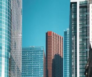 Las criptomonedas ofrecen un alto potencial de rentabilidad y mayor libertad financiera gracias a su descentralización, operando en un mercado abierto las 24 horas. Sin embargo, son un activo de alto riesgo debido a su extrema volatilidad y la falta de regulación. Los principales riesgos incluyen pérdidas rápidas y fallos de ciberseguridad. La clave del éxito reside en invertir únicamente con una estrategia clara y con capital que no comprometa su estabilidad financiera.