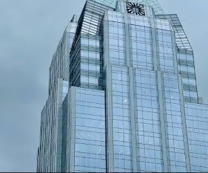 Las criptomonedas ofrecen un alto potencial de rentabilidad y mayor libertad financiera gracias a su descentralización, operando en un mercado abierto las 24 horas. Sin embargo, son un activo de alto riesgo debido a su extrema volatilidad y la falta de regulación. Los principales riesgos incluyen pérdidas rápidas y fallos de ciberseguridad. La clave del éxito reside en invertir únicamente con una estrategia clara y con capital que no comprometa su estabilidad financiera.