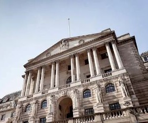 Materias primas como el oro, el petróleo, los productos agrícolas y los metales industriales ofrecen oportunidades para diversificar su cartera y protegerse contra la inflación, pero también son activos de alto riesgo debido a la volatilidad de los precios, las tensiones geopolíticas y los choques entre la oferta y la demanda; la clave es invertir con una estrategia clara, una comprensión de los impulsores subyacentes del mercado y solo con capital que no comprometa su estabilidad financiera.